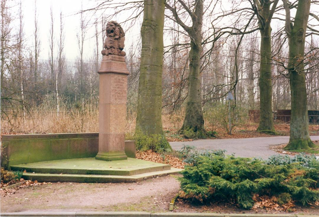 Het monument ter ere van Luitenant Anderson aan de Stationsweg.